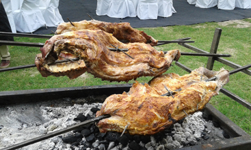 Cordero asado a la parrilla en fiesta de empresas